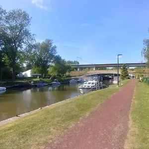 https://100-vacation-feeling-by-the-waterside-pianeau.hotelsghent.com