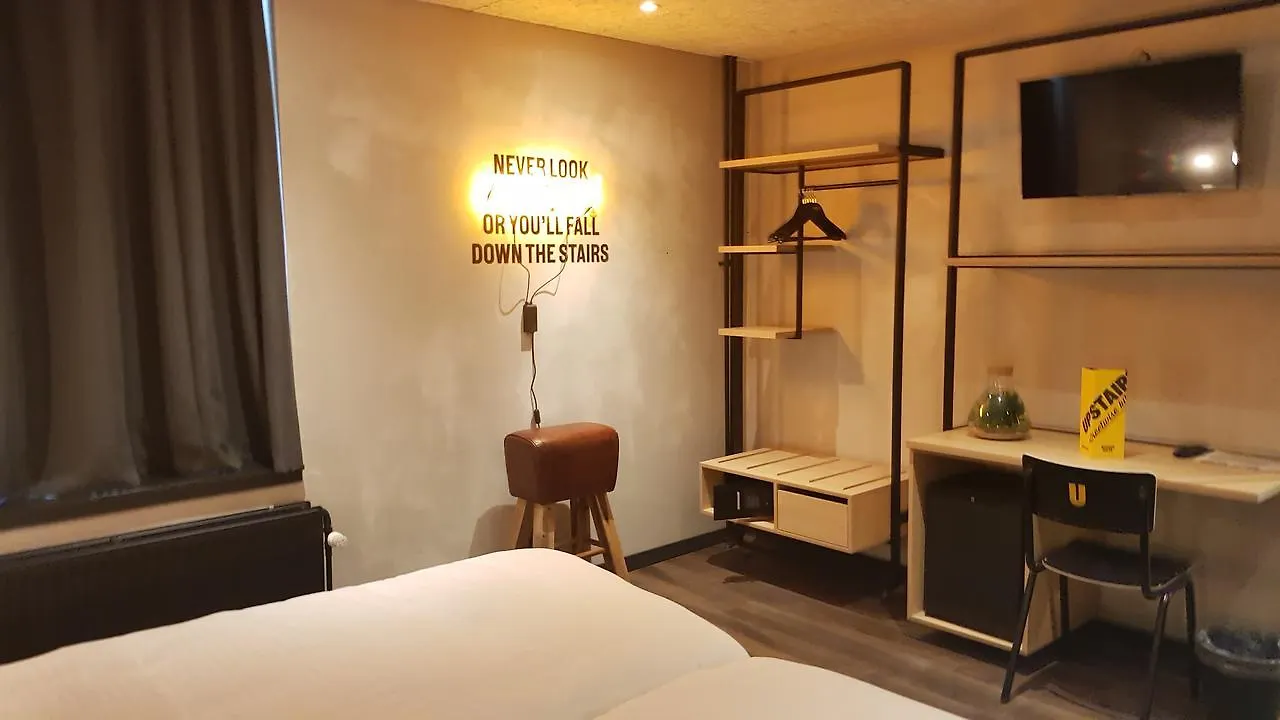 Upstairs Hotel أوستيند