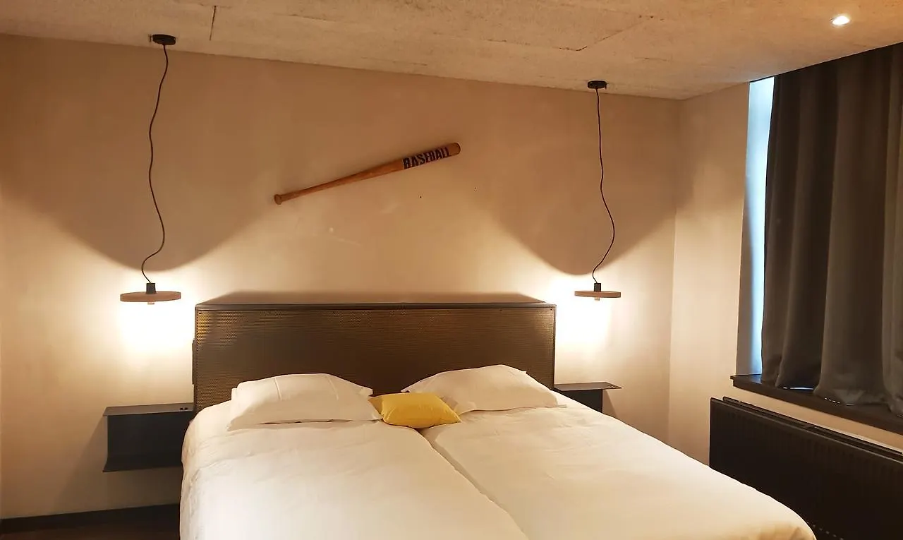 Upstairs Hotel أوستيند