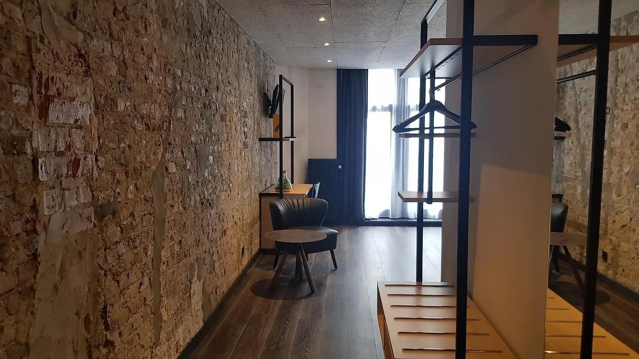 Upstairs Hotel أوستيند