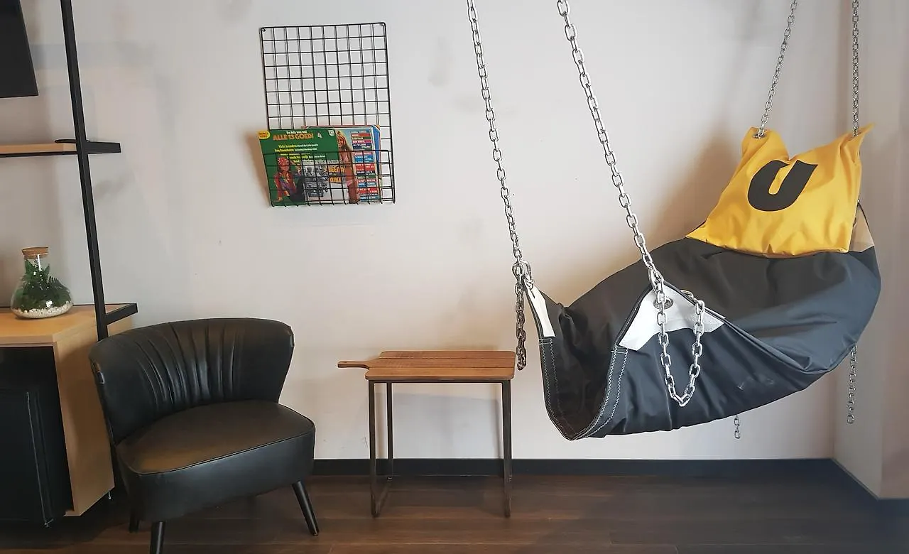 Upstairs Hotel أوستيند