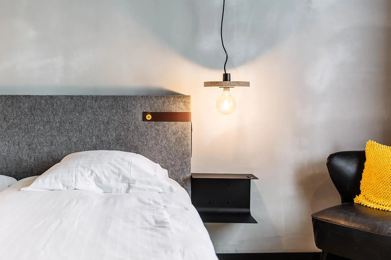 Upstairs Hotel أوستيند