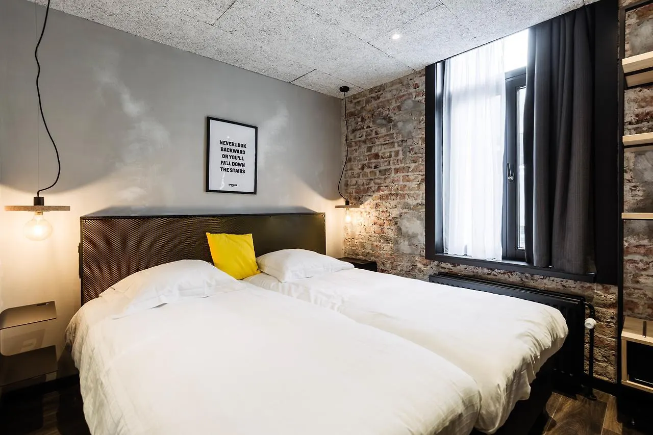 Upstairs Hotel أوستيند