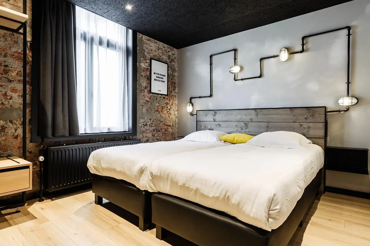 Upstairs Hotel أوستيند