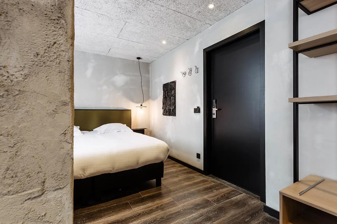 Upstairs Hotel أوستيند