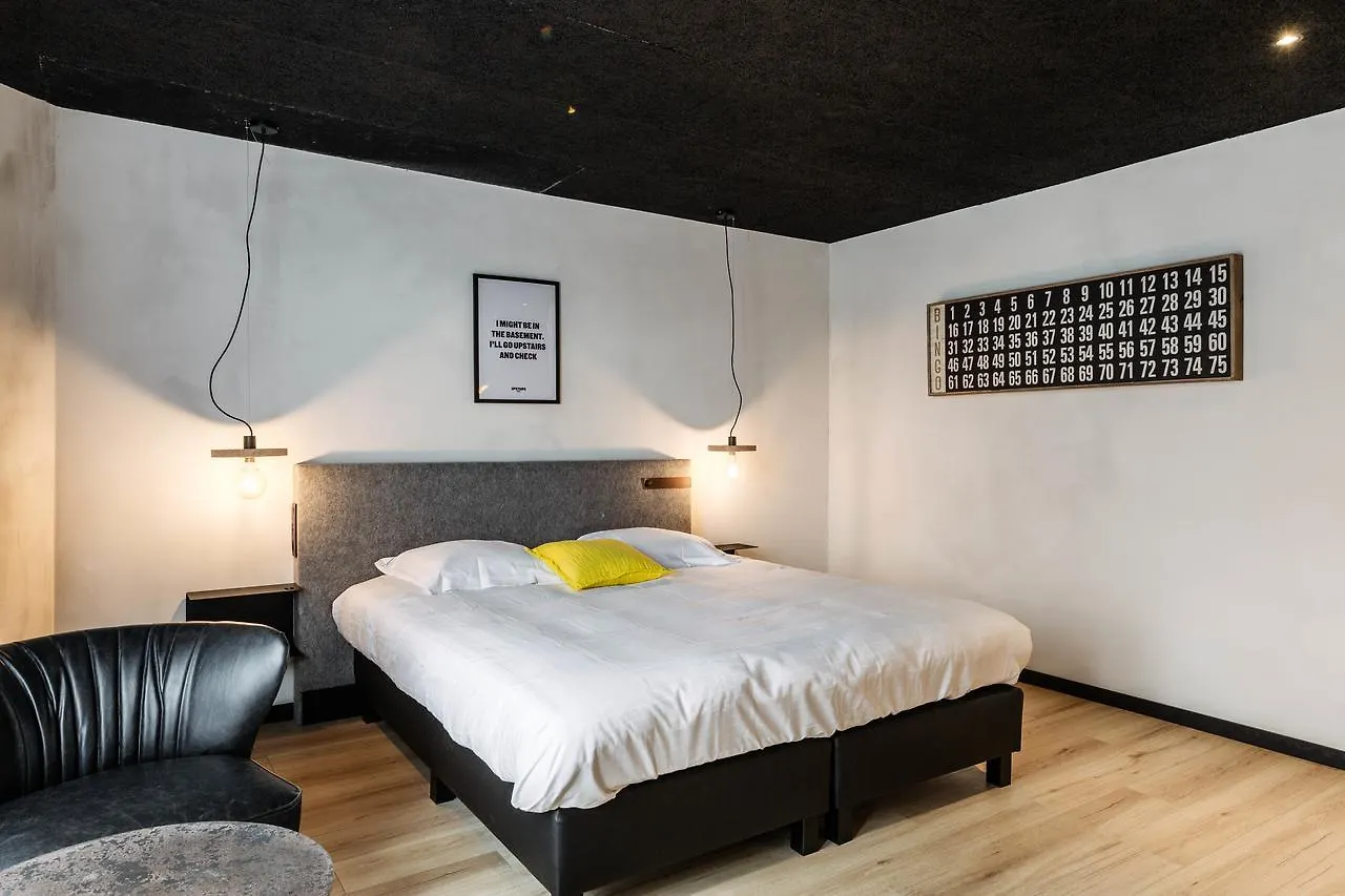 Upstairs Hotel أوستيند
